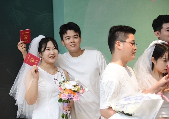 “七夕”有情 商场也能领结婚证啦