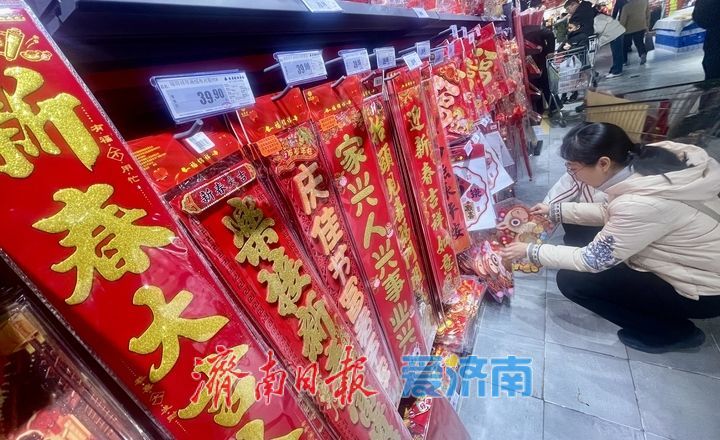 马年饰品热销 市民欢喜购年货