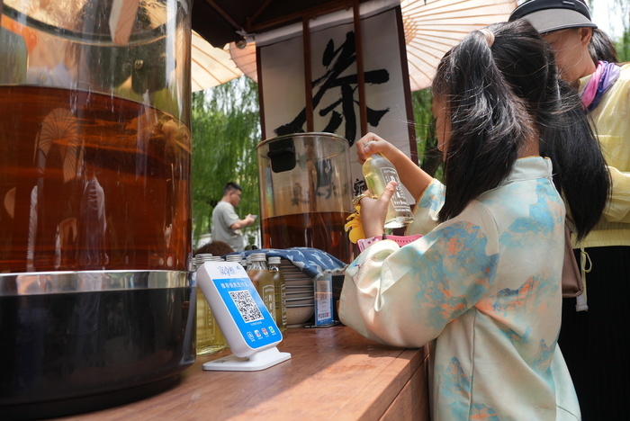 绝配！快来趵突泉畔赏景 品“泉水大碗茶”