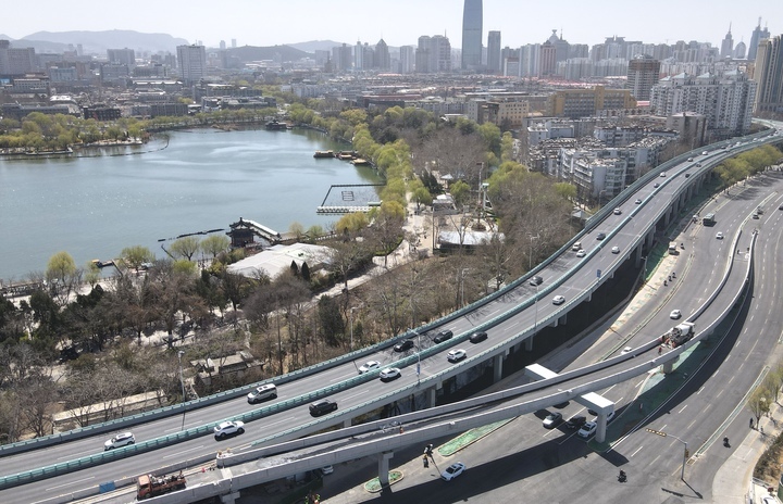 济南顺河高架路经一路新建匝道铺设首层沥青路面