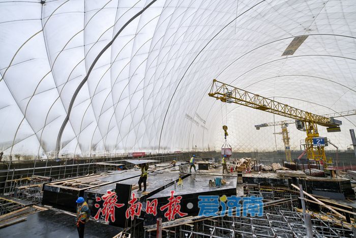 洪楼1905项目基坑气膜内日夜抢工