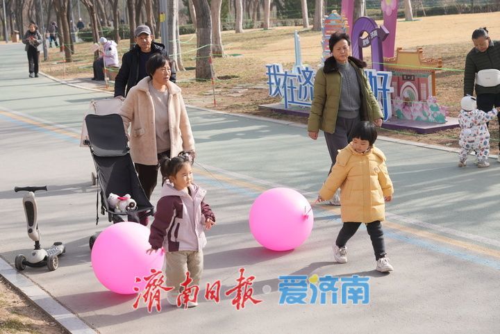 济南迎17℃暖冬晴日 市民乐享春光