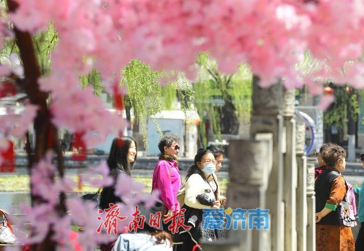 泉城老街着新装，色彩缤纷迎“五一”