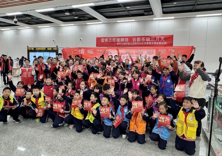 “音乐路演+志愿服务”——地铁站里的学雷锋文明实践活动