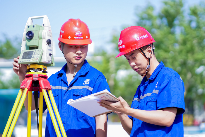 项目强省会｜济南地铁4号线泉城公园至千佛山站区间双线贯通，属国内首次穿越泉域岩溶区