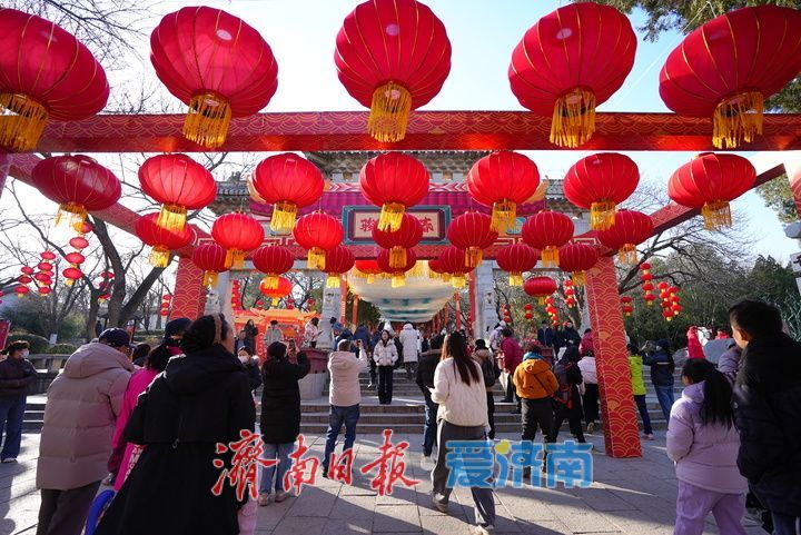 “泉”在济南过大年｜登高祈福 骏马迎春 济南千佛山新春游园会人气爆棚