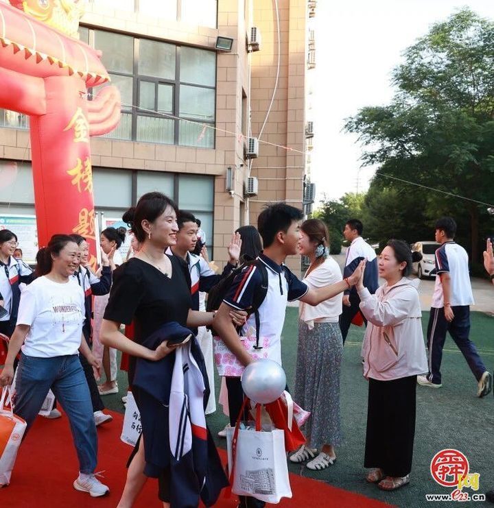 扬帆起航逐梦想 向海而行铸荣光——外海中学2026届九年级毕业仪式圆满举行