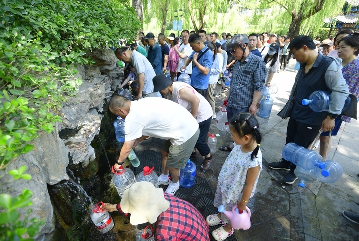 亲泉戏水享清凉