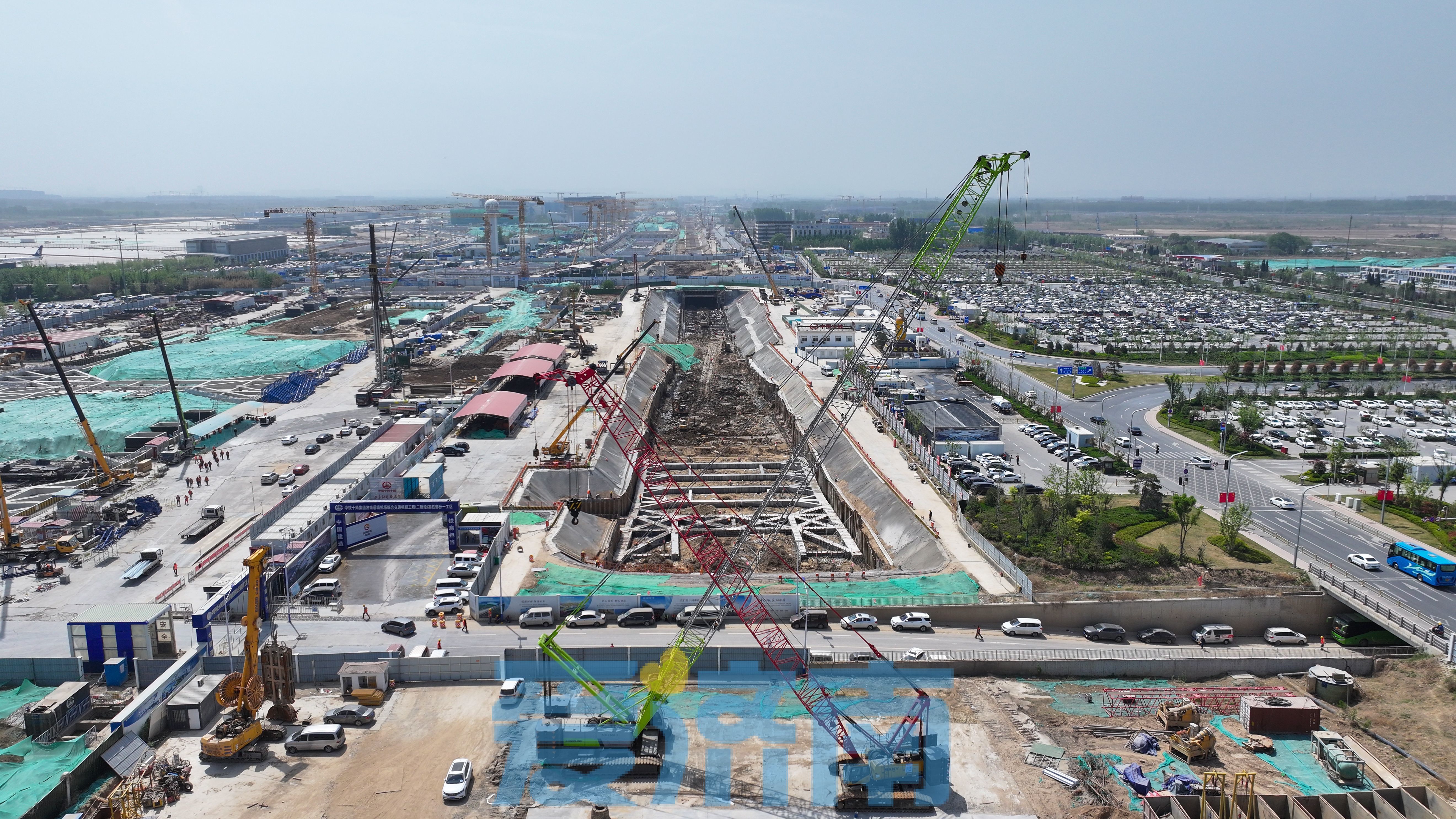 项目强省会丨坐高铁赶飞机又近一步！济滨高铁机场1号隧道首段浇筑完成