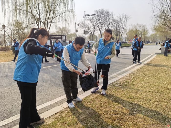 弘扬雷锋精神 守护河湖生态 共植绿色希望——市水务局开展“学雷锋”志愿服务活动