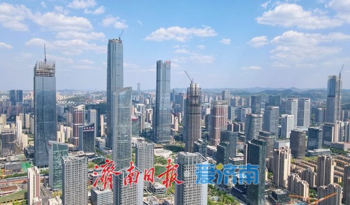 一年四季 泉在济南丨蓝天白云为伴，济南最美天际线亮眼