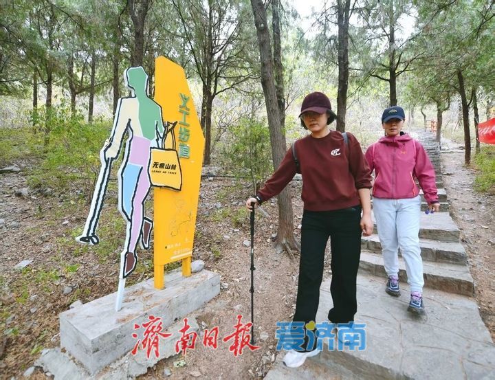 蝎子山一山双色刷屏！红叶盛放，设施提质、服务升级迎客流高峰
