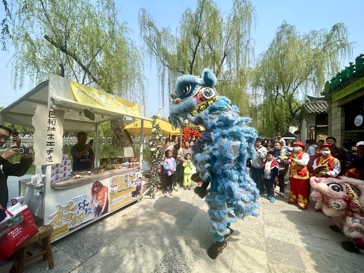 泉在济南过五一丨百花洲重启观光迎来首个周末 游客争睹舞狮表演讨彩头