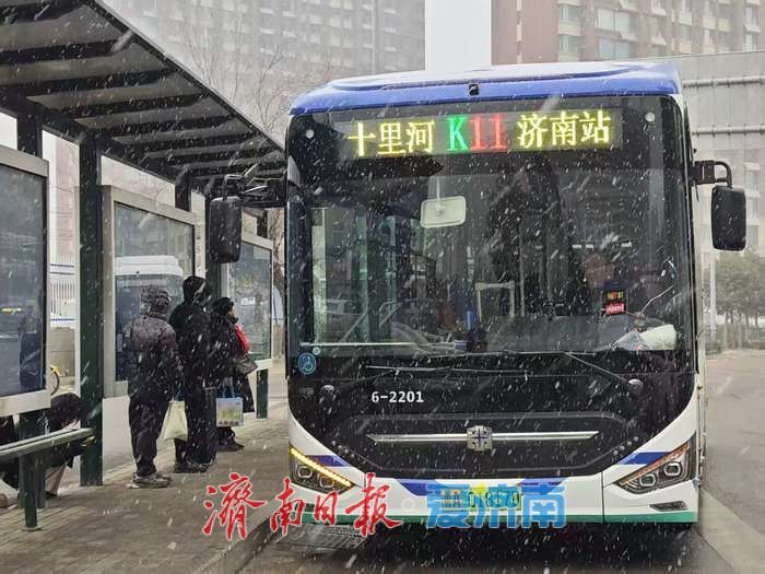 今冬初雪如约而至 济南公交全力护航市民出行路