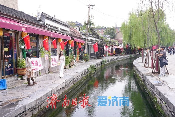 氛围感满满 国庆中秋临近 济南多景点飘起“中国红”