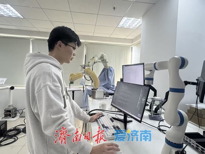产业政策风起 人才候鸟“北归” 济南打造全国首个广泛应用的国产机器人操作系统