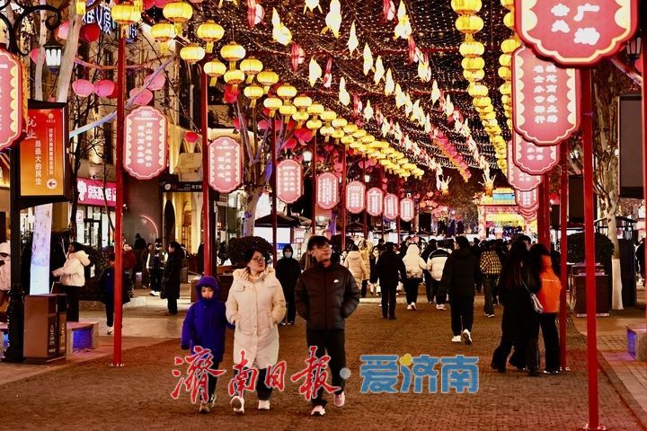 新春走基层｜商圈流光溢彩 济南人赏花灯共贺新春
