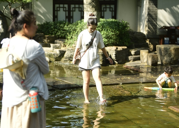 高温来袭，济南市民泉畔觅清凉