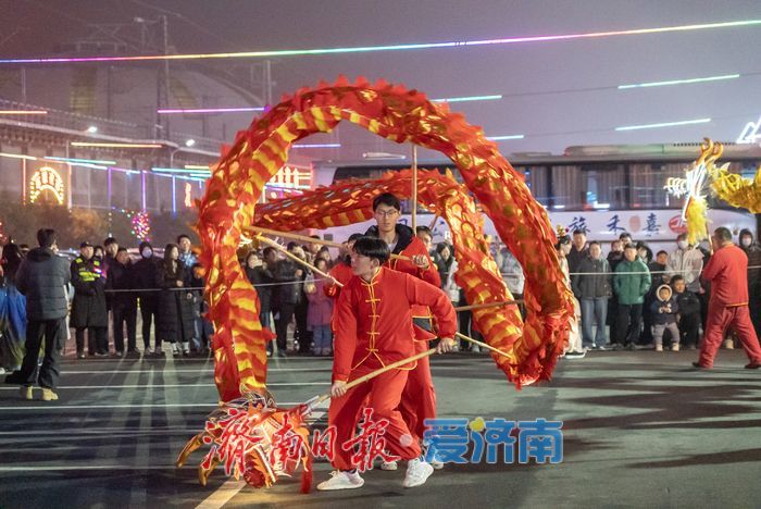 舞龙遇上Coser，烟火气融入文化味：济南环联夜市元宵节“潮”这看