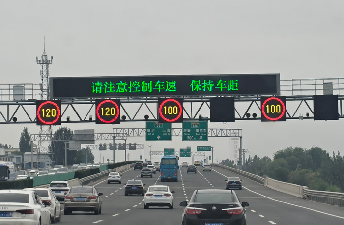 定点疏导、开辟临时泊位、查处违法行为……1.98万人次警力护航假期