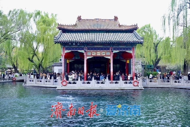 趵突泉水位同比高出一米 “三股水”喷涌引客来