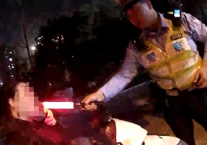 女子酒驾“慌不择路”，逆行逃跑被警方拦截