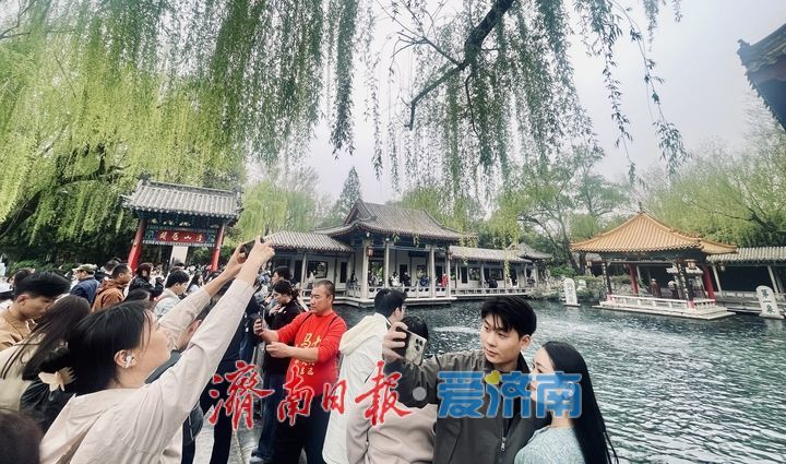 趵突泉水位同比高出一米 “三股水”喷涌引客来