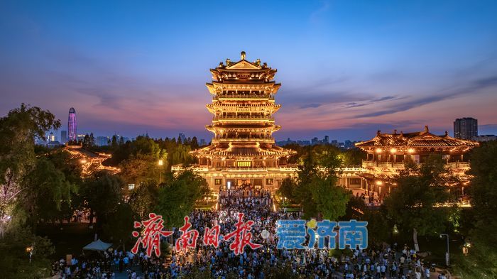 大明湖暮色浸染，定格泉城浪漫