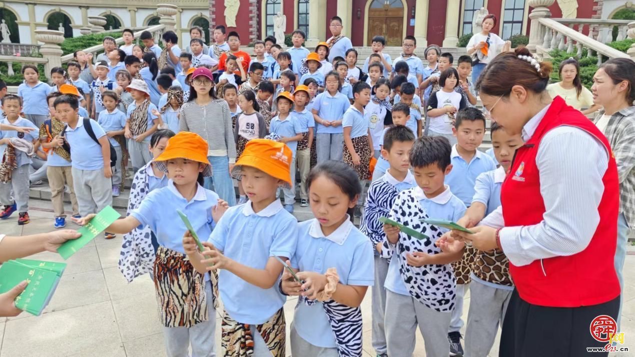 植绿护绿全民行｜“护”百年古树 “植”绿色未来济南市“全民义务植树+古树研学”活动走进济南植物园