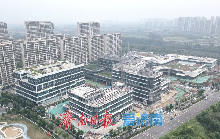 济南华山片区首座智慧化综合医院幕墙施工进入收尾阶段