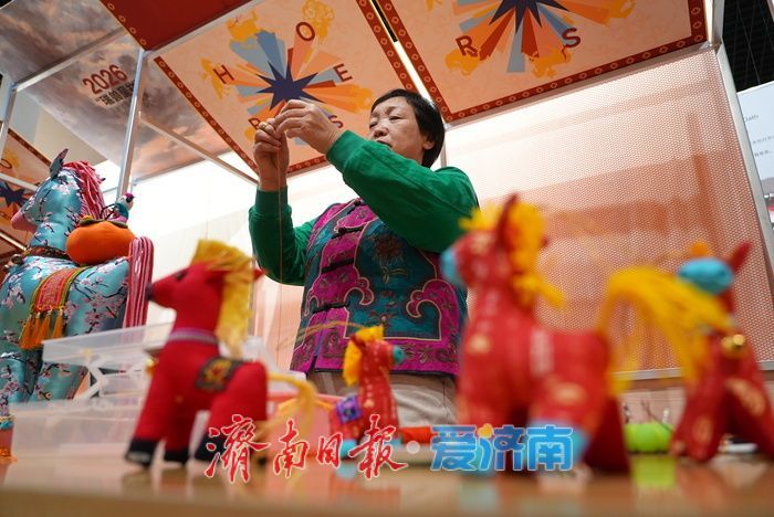 非遗布艺创新演绎马年吉祥