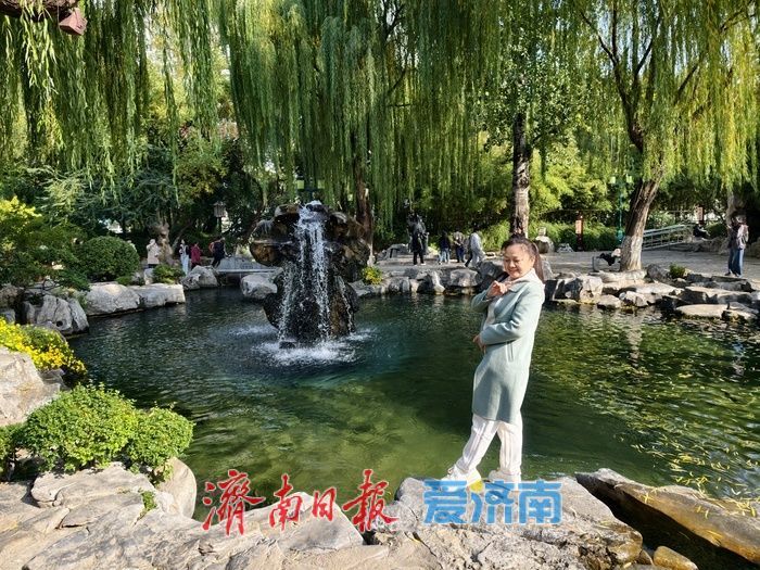 清泉汩汩映晴空，“月牙飞瀑”醉初冬