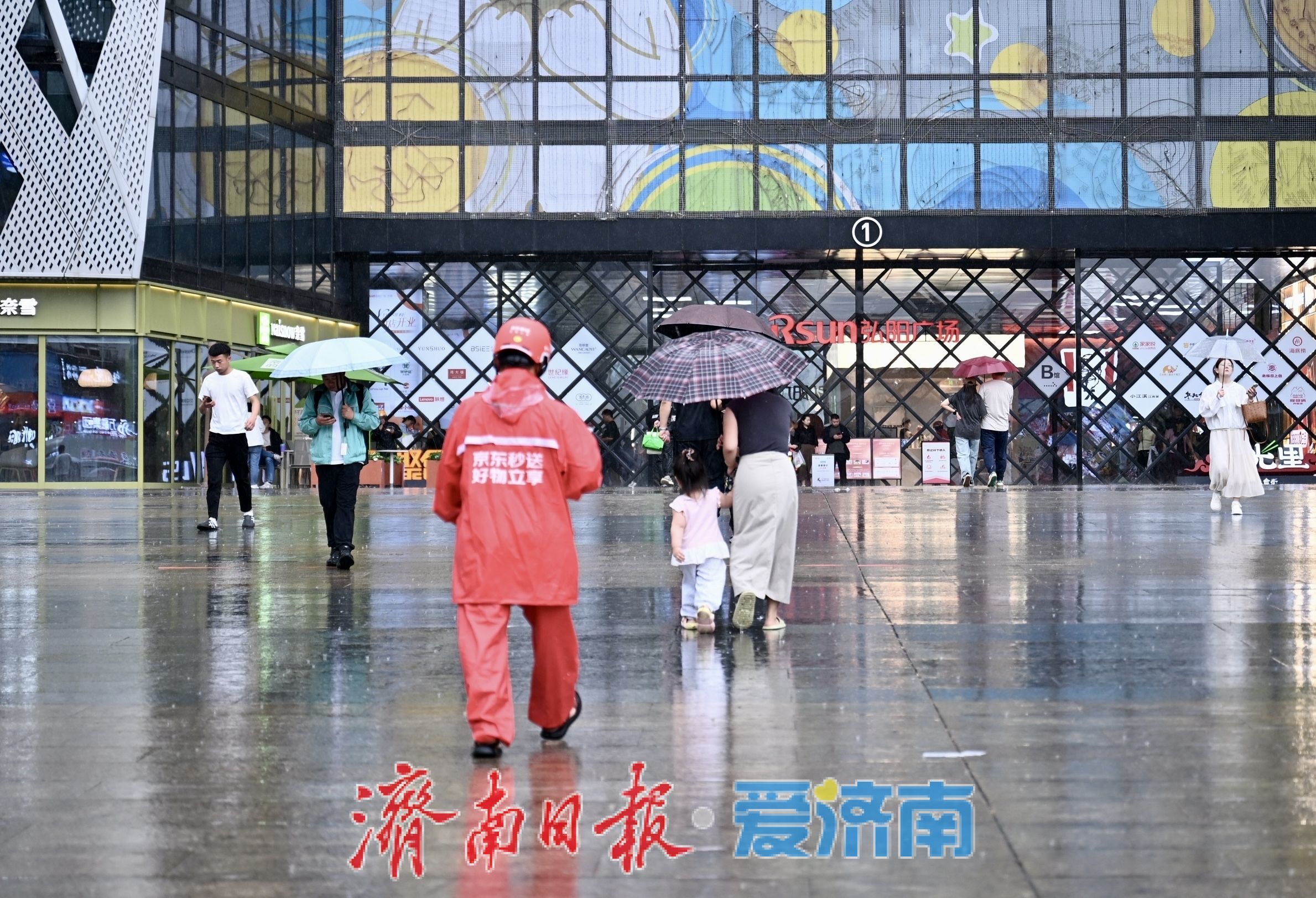 泉城迎明显降雨 市民雨天出行做好防范