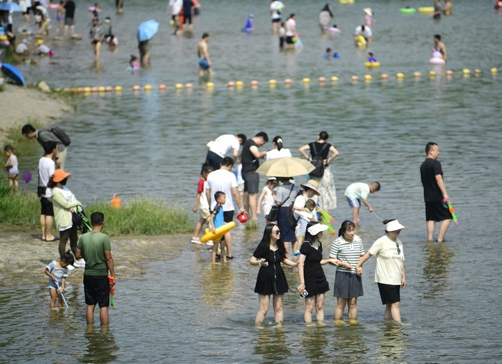 碧波荡漾，初秋时节济南龙鼎滨水公园人气旺