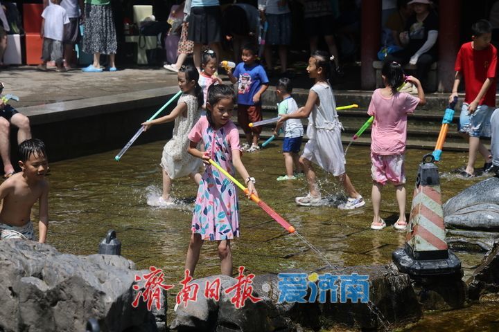 一年四季 泉在济南｜高温酷暑难耐 五龙潭泉水戏水觅清凉