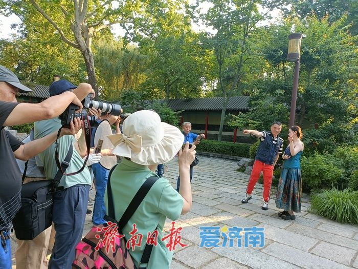 不收费，只拍照——大明湖畔有群免费帮游客留影的人