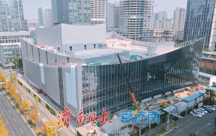 济南中央商务区艺术剧院项目外立面玻璃幕墙安装超九成