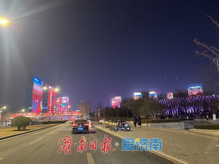 流光溢彩贺新春 济南CBD马年灯光秀点亮经十路
