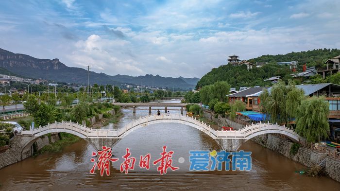 雨后门牙景区水位上涨，形成多处飞瀑景观