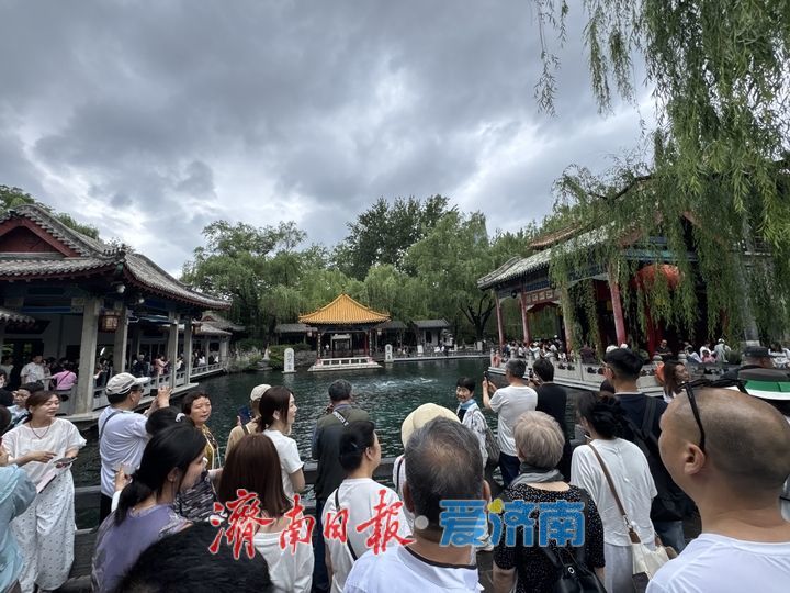 雨后泉韵浓 游客尽享赏泉时光