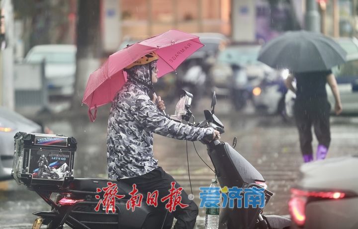济南突降暴雨 高温天气暂时缓解
