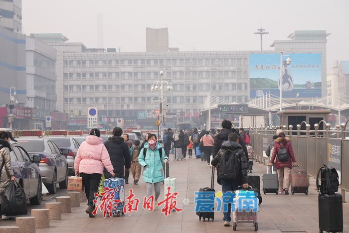 “车等客”即来即走，济南火车站“打的”不拥堵