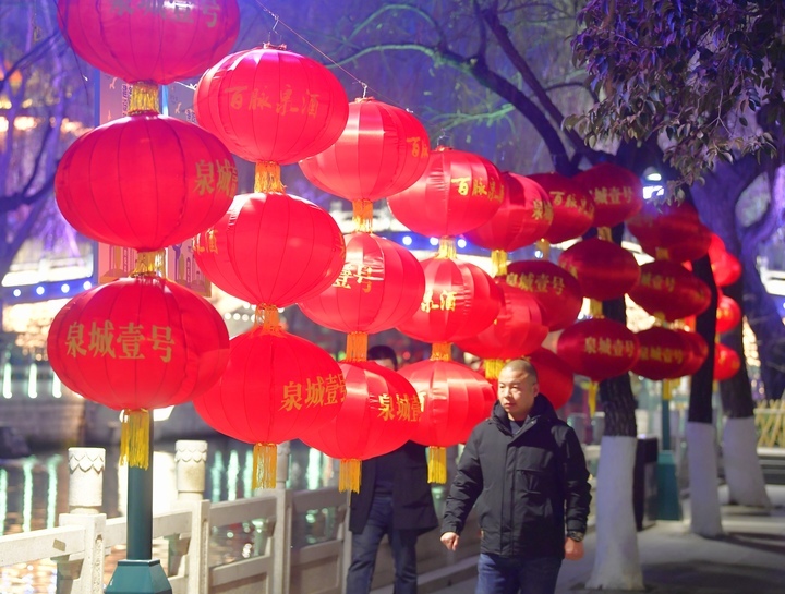 大红灯笼高高挂，浓浓年味扑面来