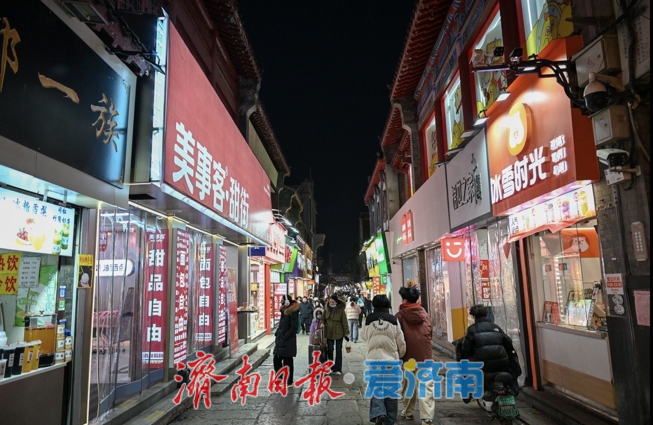人头攒动芙蓉街，满巷年味迎新春