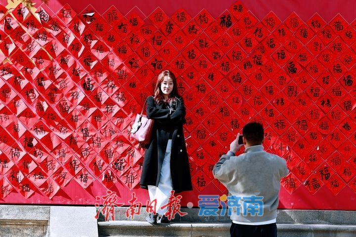 百福墙成网红打卡点 福气满满人气旺
