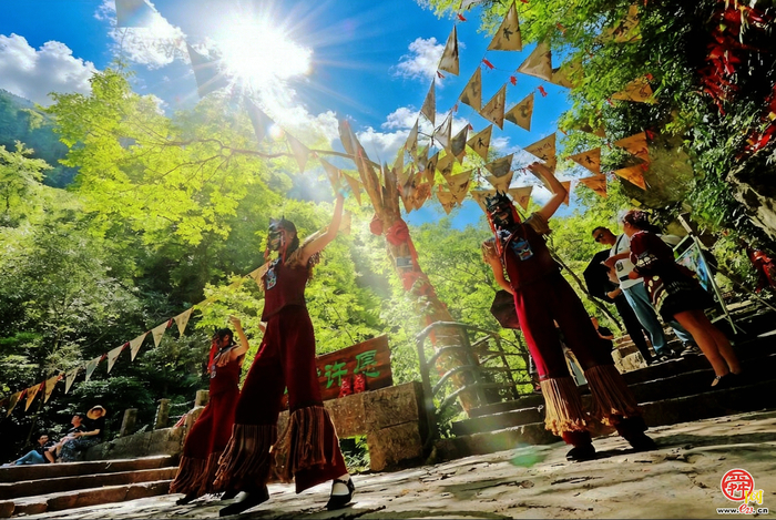 悬崖栈道穿行、碧潭清凉沁人 蝶舞清江·地心谷迎来避暑热潮