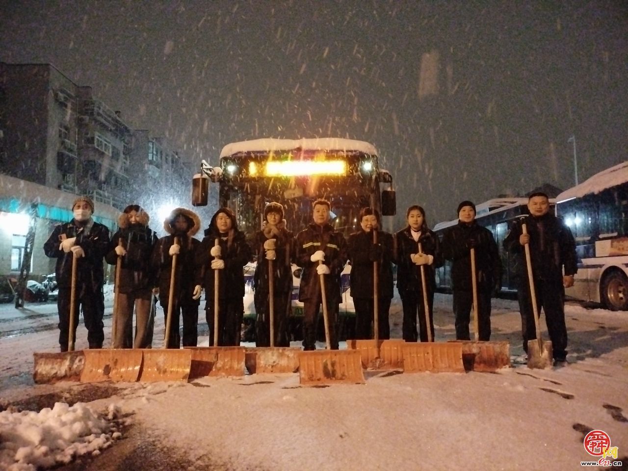 暴雪袭泉城 公交人以雪为令铸担当 用坚守暖民心