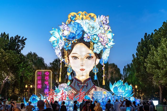大明湖流金溢彩 暮色湖光点燃泉城烟火人间