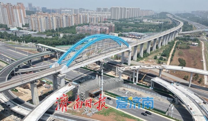 完善路网格局，高铁站新建高架匝道衔接城市主干道