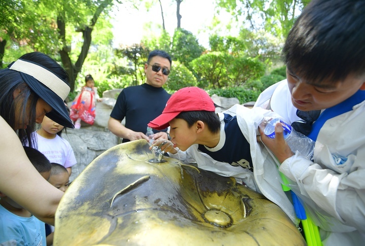 亲泉戏水享清凉